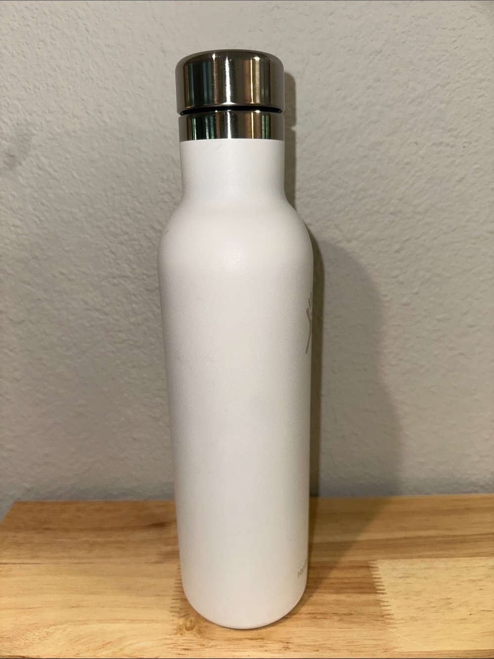 Hydro Flask 25 oz Wine Bottle with Stainless Steel Lid - Picture 4 of 10